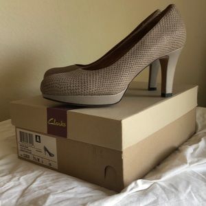 CLARKS light great nubuck pump